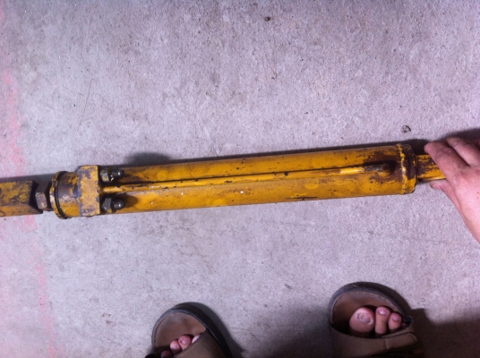 กระบอกไฮโดรลิค แกนโตประมาณ 30 มม.  ระยะชักเลื่อนตัว 40 ซม. แกนกระบอกไม่มีรอย