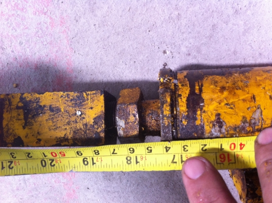 กระบอกไฮโดรลิค แกนโตประมาณ 30 มม.  ระยะชักเลื่อนตัว 40 ซม. แกนกระบอกไม่มีรอย