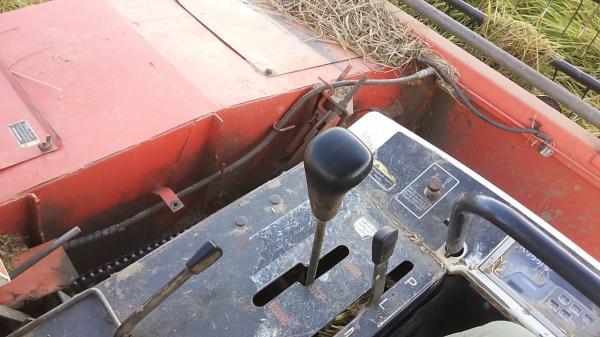 **275,000 บ.ต่อรอง**คันที่1!!!ขายรถเกี่ยวแบบรองกระสอบ KUBOTA DC60 เครื่องเดิมปั้มเดิม 60แรง แน่นดีแรง ปากเกี่ยวสภาพดี ชั่วโมงทำงาน3,9xx ชม. ช่องระบายข้าว2ช่อง ช่วงล่าง70-80\% ทำงานดีคล่องตัวเลี้ยวง่าย รถใช้งานอยู่ปกติ สีสันดี ซื้อไปทำงานได้เลย พร้อมใช้พร้อ