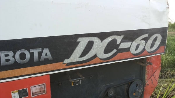 **275,000 บ.ต่อรอง**คันที่1!!!ขายรถเกี่ยวแบบรองกระสอบ KUBOTA DC60 เครื่องเดิมปั้มเดิม 60แรง แน่นดีแรง ปากเกี่ยวสภาพดี ชั่วโมงทำงาน3,9xx ชม. ช่องระบายข้าว2ช่อง ช่วงล่าง70-80\% ทำงานดีคล่องตัวเลี้ยวง่าย รถใช้งานอยู่ปกติ สีสันดี ซื้อไปทำงานได้เลย พร้อมใช้พร้อ
