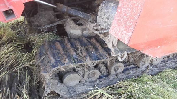 **275,000 บ.ต่อรอง**คันที่1!!!ขายรถเกี่ยวแบบรองกระสอบ KUBOTA DC60 เครื่องเดิมปั้มเดิม 60แรง แน่นดีแรง ปากเกี่ยวสภาพดี ชั่วโมงทำงาน3,9xx ชม. ช่องระบายข้าว2ช่อง ช่วงล่าง70-80\% ทำงานดีคล่องตัวเลี้ยวง่าย รถใช้งานอยู่ปกติ สีสันดี ซื้อไปทำงานได้เลย พร้อมใช้พร้อ