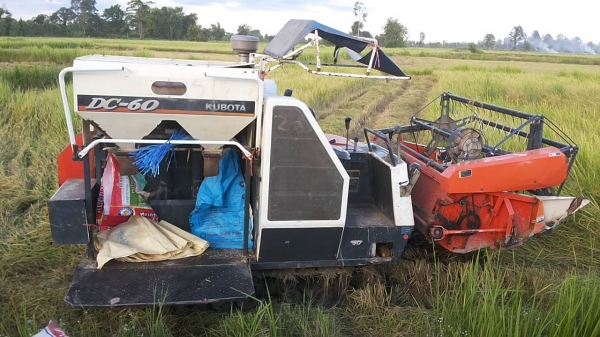 **275,000 บ.ต่อรอง**คันที่1!!!ขายรถเกี่ยวแบบรองกระสอบ KUBOTA DC60 เครื่องเดิมปั้มเดิม 60แรง แน่นดีแรง ปากเกี่ยวสภาพดี ชั่วโมงทำงาน3,9xx ชม. ช่องระบายข้าว2ช่อง ช่วงล่าง70-80\% ทำงานดีคล่องตัวเลี้ยวง่าย รถใช้งานอยู่ปกติ สีสันดี ซื้อไปทำงานได้เลย พร้อมใช้พร้อ