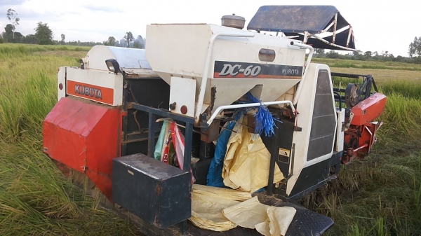 **275,000 บ.ต่อรอง**คันที่1!!!ขายรถเกี่ยวแบบรองกระสอบ KUBOTA DC60 เครื่องเดิมปั้มเดิม 60แรง แน่นดีแรง ปากเกี่ยวสภาพดี ชั่วโมงทำงาน3,9xx ชม. ช่องระบายข้าว2ช่อง ช่วงล่าง70-80\% ทำงานดีคล่องตัวเลี้ยวง่าย รถใช้งานอยู่ปกติ สีสันดี ซื้อไปทำงานได้เลย พร้อมใช้พร้อ