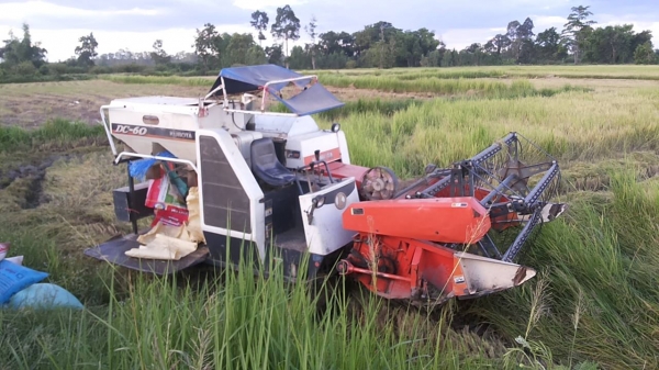 **275,000 บ.ต่อรอง**คันที่1!!!ขายรถเกี่ยวแบบรองกระสอบ KUBOTA DC60 เครื่องเดิมปั้มเดิม 60แรง แน่นดีแรง ปากเกี่ยวสภาพดี ชั่วโมงทำงาน3,9xx ชม. ช่องระบายข้าว2ช่อง ช่วงล่าง70-80\% ทำงานดีคล่องตัวเลี้ยวง่าย รถใช้งานอยู่ปกติ สีสันดี ซื้อไปทำงานได้เลย พร้อมใช้พร้อ