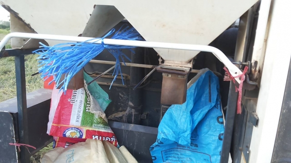 **275,000 บ.ต่อรอง**คันที่1!!!ขายรถเกี่ยวแบบรองกระสอบ KUBOTA DC60 เครื่องเดิมปั้มเดิม 60แรง แน่นดีแรง ปากเกี่ยวสภาพดี ชั่วโมงทำงาน3,9xx ชม. ช่องระบายข้าว2ช่อง ช่วงล่าง70-80\% ทำงานดีคล่องตัวเลี้ยวง่าย รถใช้งานอยู่ปกติ สีสันดี ซื้อไปทำงานได้เลย พร้อมใช้พร้อ