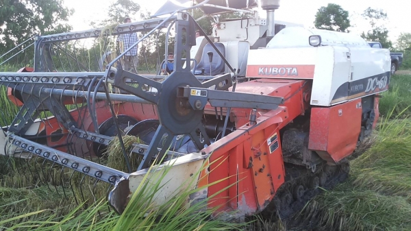 **275,000 บ.ต่อรอง**คันที่1!!!ขายรถเกี่ยวแบบรองกระสอบ KUBOTA DC60 เครื่องเดิมปั้มเดิม 60แรง แน่นดีแรง ปากเกี่ยวสภาพดี ชั่วโมงทำงาน3,9xx ชม. ช่องระบายข้าว2ช่อง ช่วงล่าง70-80\% ทำงานดีคล่องตัวเลี้ยวง่าย รถใช้งานอยู่ปกติ สีสันดี ซื้อไปทำงานได้เลย พร้อมใช้พร้อ