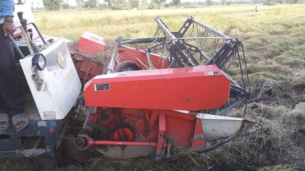 **275,000 บ.ต่อรอง**คันที่2!!! ขายรถเกี่ยวแบบรองกระสอบ KUBOTA DC60 เครื่องเดิมปั้มเดิม 60แรง แน่นดีแรง ปากเกี่ยวสภาพดี ชั่วโมงทำงาน3,1xx ชม. ช่องระบายข้าว2ช่อง ช่วงล่าง70-80\% ทำงานดีคล่องตัวเลี้ยวง่าย รถใช้งานอยู่ปกติ สีสันดี ซื้อไปทำงานได้เลย พร้อมใช้พร้