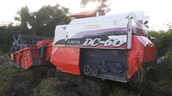 **275,000 บ.ต่อรอง**คันที่2!!! ขายรถเกี่ยวแบบรองกระสอบ KUBOTA DC60 เครื่องเดิมปั้มเดิม 60แรง แน่นดีแรง ปากเกี่ยวสภาพดี ชั่วโมงทำงาน3,1xx ชม. ช่องระบายข้าว2ช่อง ช่วงล่าง70-80\% ทำงานดีคล่องตัวเลี้ยวง่าย รถใช้งานอยู่ปกติ สีสันดี ซื้อไปทำงานได้เลย พร้อมใช้พร้