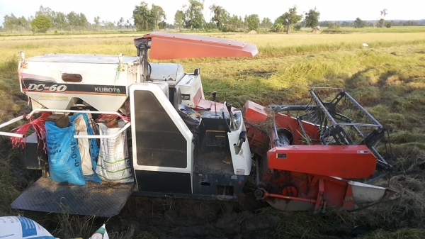 **275,000 บ.ต่อรอง**คันที่2!!! ขายรถเกี่ยวแบบรองกระสอบ KUBOTA DC60 เครื่องเดิมปั้มเดิม 60แรง แน่นดีแรง ปากเกี่ยวสภาพดี ชั่วโมงทำงาน3,1xx ชม. ช่องระบายข้าว2ช่อง ช่วงล่าง70-80\% ทำงานดีคล่องตัวเลี้ยวง่าย รถใช้งานอยู่ปกติ สีสันดี ซื้อไปทำงานได้เลย พร้อมใช้พร้