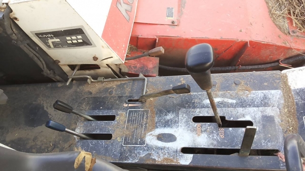 **275,000 บ.ต่อรอง**คันที่2!!! ขายรถเกี่ยวแบบรองกระสอบ KUBOTA DC60 เครื่องเดิมปั้มเดิม 60แรง แน่นดีแรง ปากเกี่ยวสภาพดี ชั่วโมงทำงาน3,1xx ชม. ช่องระบายข้าว2ช่อง ช่วงล่าง70-80\% ทำงานดีคล่องตัวเลี้ยวง่าย รถใช้งานอยู่ปกติ สีสันดี ซื้อไปทำงานได้เลย พร้อมใช้พร้