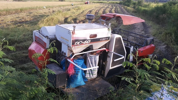 **275,000 บ.ต่อรอง**คันที่2!!! ขายรถเกี่ยวแบบรองกระสอบ KUBOTA DC60 เครื่องเดิมปั้มเดิม 60แรง แน่นดีแรง ปากเกี่ยวสภาพดี ชั่วโมงทำงาน3,1xx ชม. ช่องระบายข้าว2ช่อง ช่วงล่าง70-80\% ทำงานดีคล่องตัวเลี้ยวง่าย รถใช้งานอยู่ปกติ สีสันดี ซื้อไปทำงานได้เลย พร้อมใช้พร้