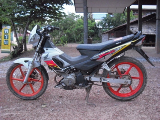 ขายHonda Sonic125 เครื่องดีรถเดิมพร้อมใช้มีเล่มพร้อมชุดโอนราคา10,900 บาท