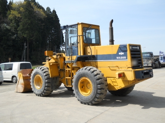 รถตักล้อยาง WA300-1-30997  ซีเรียลสูง  สภาพสวย  เดินทางจากญี่ปุ่น เข้า C.S. Motor แล้ว รถจอดอยู่ที่หลักสี่  โทร 081-373-0559