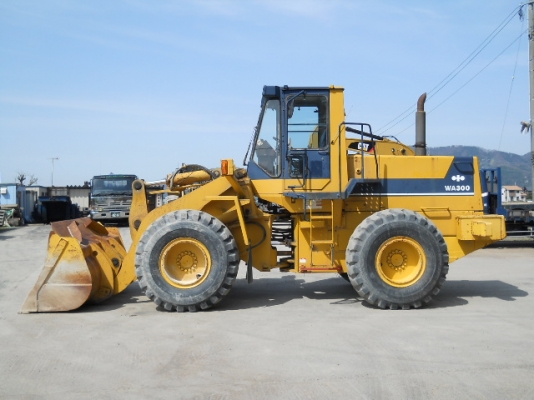รถตักล้อยาง WA300-1-30997  ซีเรียลสูง  สภาพสวย  เดินทางจากญี่ปุ่น เข้า C.S. Motor แล้ว รถจอดอยู่ที่หลักสี่  โทร 081-373-0559