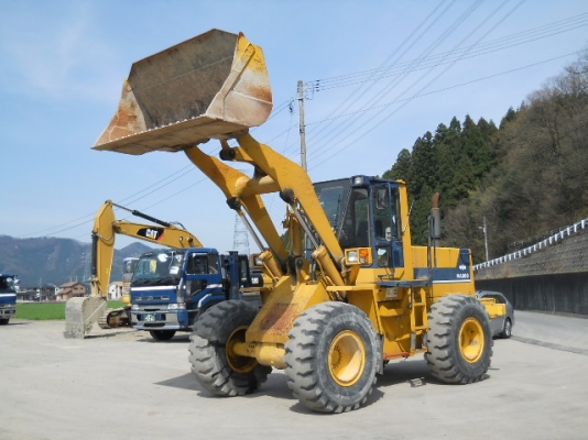 รถตักล้อยาง WA300-1-30997  ซีเรียลสูง  สภาพสวย  เดินทางจากญี่ปุ่น เข้า C.S. Motor แล้ว รถจอดอยู่ที่หลักสี่  โทร 081-373-0559