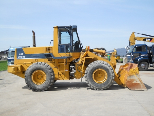 รถตักล้อยาง WA300-1-30997  ซีเรียลสูง  สภาพสวย  เดินทางจากญี่ปุ่น เข้า C.S. Motor แล้ว รถจอดอยู่ที่หลักสี่  โทร 081-373-0559