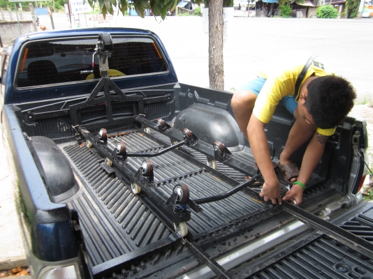 รางเลื่่อนขึ้นลงเจทสกีในกะบะรถปิคอัพ