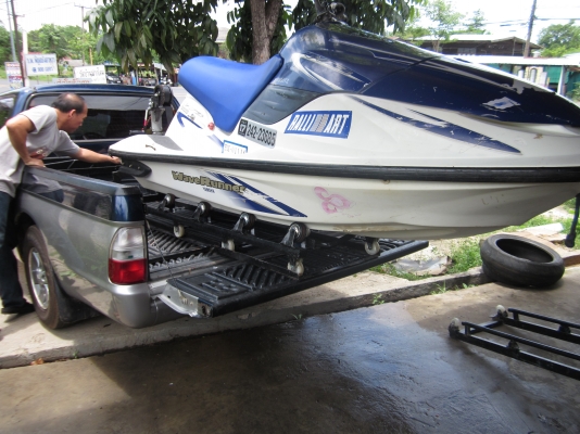 รางเลื่่อนขึ้นลงเจทสกีในกะบะรถปิคอัพ