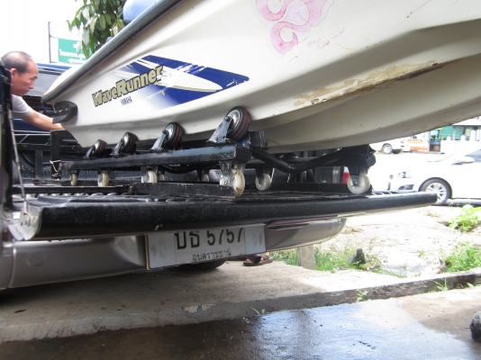 รางเลื่่อนขึ้นลงเจทสกีในกะบะรถปิคอัพ