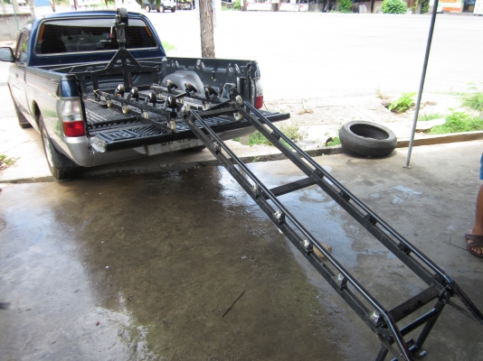 รางเลื่่อนขึ้นลงเจทสกีในกะบะรถปิคอัพ