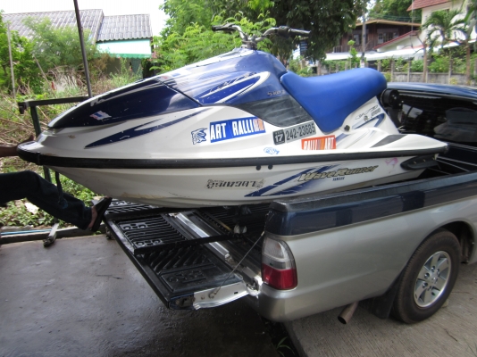 รางเลื่่อนขึ้นลงเจทสกีในกะบะรถปิคอัพ