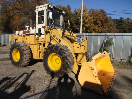 รถตักล้อยาง  515-2-12615  รุ่น 2 มีตู้เก๋ง สภาพเดิม ๆ จากญี่ปุ่น เพิ่งถึงไทย รถจอดอยู่ที่ C.S Motor หลักสี่ โทร 081-373-0559