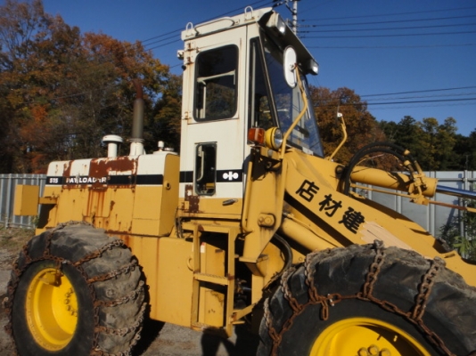 รถตักล้อยาง  515-2-12615  รุ่น 2 มีตู้เก๋ง สภาพเดิม ๆ จากญี่ปุ่น เพิ่งถึงไทย รถจอดอยู่ที่ C.S Motor หลักสี่ โทร 081-373-0559