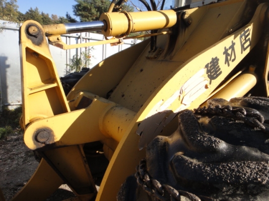 รถตักล้อยาง  515-2-12615  รุ่น 2 มีตู้เก๋ง สภาพเดิม ๆ จากญี่ปุ่น เพิ่งถึงไทย รถจอดอยู่ที่ C.S Motor หลักสี่ โทร 081-373-0559