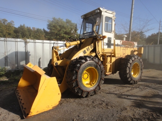 รถตักล้อยาง  515-2-12615  รุ่น 2 มีตู้เก๋ง สภาพเดิม ๆ จากญี่ปุ่น เพิ่งถึงไทย รถจอดอยู่ที่ C.S Motor หลักสี่ โทร 081-373-0559