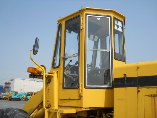 รถตักล้อยาง 515-2-12210 รุ่น 2 มีตู้เก๋ง  สภาพเดิมจากญี่ปุ่น เดินทางมาถึงไทยแล้ว โทร 081-373-0559