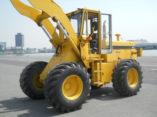 รถตักล้อยาง 515-2-12210 รุ่น 2 มีตู้เก๋ง  สภาพเดิมจากญี่ปุ่น เดินทางมาถึงไทยแล้ว โทร 081-373-0559