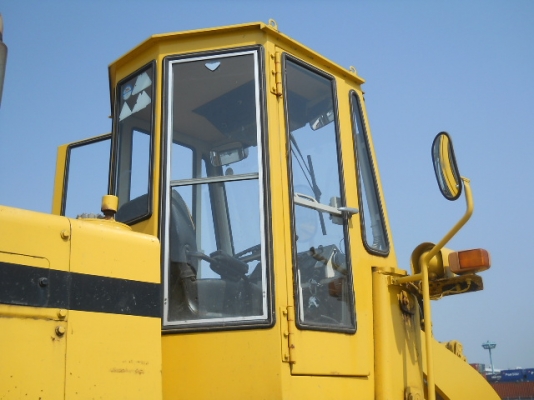 รถตักล้อยาง 515-2-12210 รุ่น 2 มีตู้เก๋ง  สภาพเดิมจากญี่ปุ่น เดินทางมาถึงไทยแล้ว โทร 081-373-0559