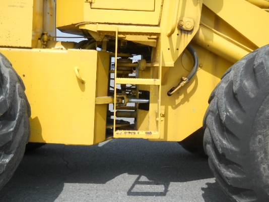 รถตักล้อยาง 515-2-12210 รุ่น 2 มีตู้เก๋ง  สภาพเดิมจากญี่ปุ่น เดินทางมาถึงไทยแล้ว โทร 081-373-0559