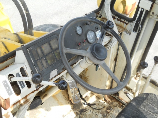 รถตักล้อยาง 515-2-12210 รุ่น 2 มีตู้เก๋ง  สภาพเดิมจากญี่ปุ่น เดินทางมาถึงไทยแล้ว โทร 081-373-0559