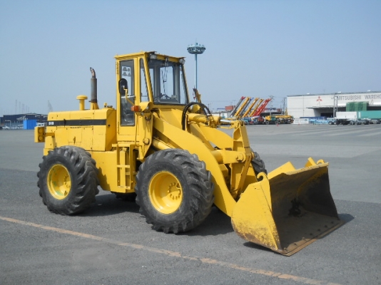 รถตักล้อยาง 515-2-12210 รุ่น 2 มีตู้เก๋ง  สภาพเดิมจากญี่ปุ่น เดินทางมาถึงไทยแล้ว โทร 081-373-0559