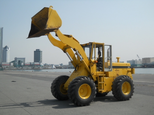 รถตักล้อยาง 515-2-12210 รุ่น 2 มีตู้เก๋ง  สภาพเดิมจากญี่ปุ่น เดินทางมาถึงไทยแล้ว โทร 081-373-0559