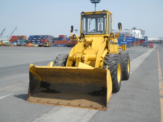 รถตักล้อยาง 515-2-12210 รุ่น 2 มีตู้เก๋ง  สภาพเดิมจากญี่ปุ่น เดินทางมาถึงไทยแล้ว โทร 081-373-0559