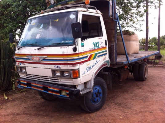 ขายรถบรรทุกหกล้อ HINO KM779 เครื่อง 117 แรง พื้นเรียบ แชสซีมีบวมช่วงคอ