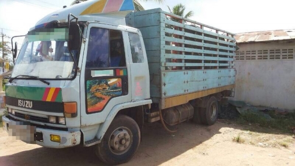 รถอีซูซุ 6 ล้อ  รั้ว ( ไม่ดั้ม )   FRR12FA  175 แรงม้า.  สนใจติดต่อ 081 - 6079515