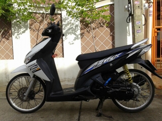 Honda Click 110 cc สีขาว ดำ พร้อมใช้เครื่องดี Honda Click 110 cc สีขาว ดำ พร้อมใช้เครื่องดี