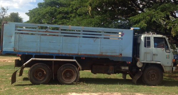 ISUZU ROCKY 210 HP 6SA1 สิบล้อดั๊มพ์ 2 เพลา กระบะดั๊มพ์ 12 ตันพื้นเหล็กฝาข้างไม้สภาพดีพร้อมบรรทุกได้เลย เครื่องแห้งแรงดี ช่วงล่างคัชซีสวยไม่มีผุไม่มีบวม ยางสภาพดี 10 เส้นประมาณ 60\% พร้อมบรรทุก เอกสารเล่มทะเบียนชุดโอนครบพร้อมโอน ราคาต่อรองได้ครับ ISUZU ROCKY 210 HP 6SA1 สิบล้อดั๊มพ์ 2 เพลา กระบะดั๊มพ์ 12 ตันพื้นเหล็กฝาข้างไม้สภาพดีพร้อมบรรทุกได้เลย เครื่องแห้งแรงดี ช่วงล่างคัชซีสวยไม่มีผุไม่มีบวม ยางสภาพดี 10 เส้นประมาณ 60\% พร้อมบรรทุก เอกสารเล่มทะเบียนชุดโอนครบพร้อมโอน ราคาต่อรองได้ครับ