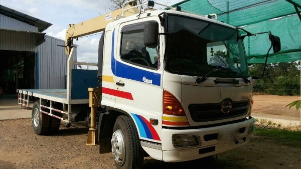 รถฮีโน่ 6 ล้อ พื้นเรียบ ( ติดเครน 3 ตัน ) 220 แรงม้า ปี 48  ( รถวิ่ง  6x,xxx กม. )  สนใจติดต่อ 081 - 6079515