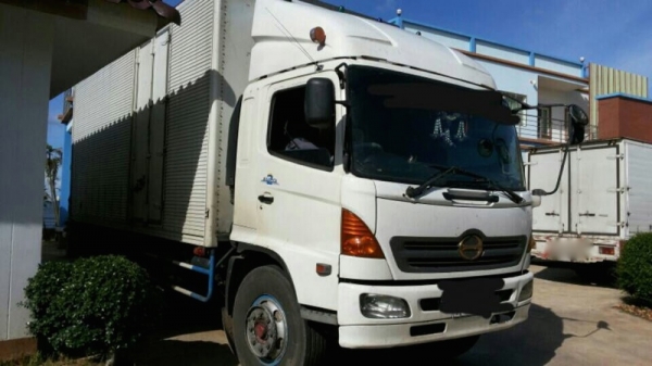 รถฮีโน่ 10 ล้อ ตู้แห้ง 260 แรงม้า ปี 47  สนใจติดต่อ 081 - 6079515