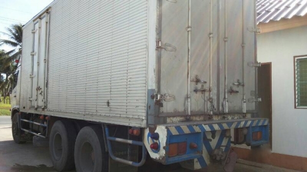 รถฮีโน่ 10 ล้อ ตู้แห้ง 260 แรงม้า ปี 47  สนใจติดต่อ 081 - 6079515