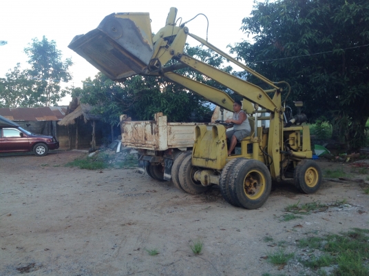 รถตัก ล้อยาง ราคา 185000 บาท  KOMATSU