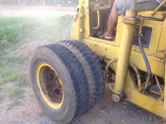 รถตักล้อยาง KOMATSU   ราคา 185000 บาท