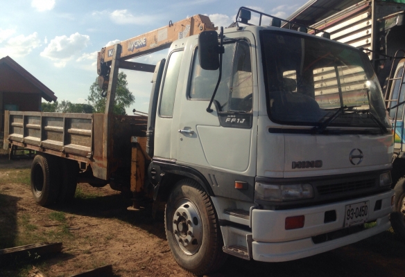 ขายด่วน 800,000 บาทครับ HINO FF 1J - 195 HP HO7D รถบรรทุกหกล้อติดเครน KATO 3 ตัน 3 ปลอกยืด กระบะเหล็กความยาว 5 เมตรสภาพดีมากครับ เครื่องยนต์แน่นกำลังแรงดี ภายในเก๋งคอนโซลสวยครบพร้อม พวงมาลัยเพาเวอร์ ช่วงล่างคัชซีไม่มีบวม ยาง 9.00 ขอบ 20 สภาพดี 70\% พร้อมบร