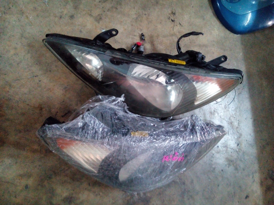 ไฟหน้าเอสติม่า