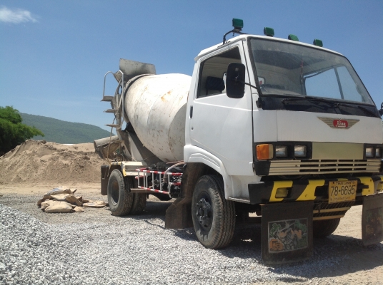 ขาย สด  ผ่อน  รถโม่ปูน ทะเบียนพร้อมโอน   3   คิว