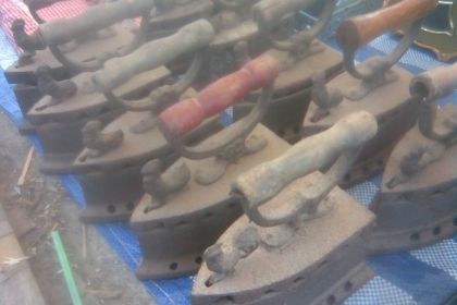 เตารีดโบราณหัวไก่สภาพเดิมๆครับสวยๆครับหายากครับรุ่นนี้น่าสะสมครับ